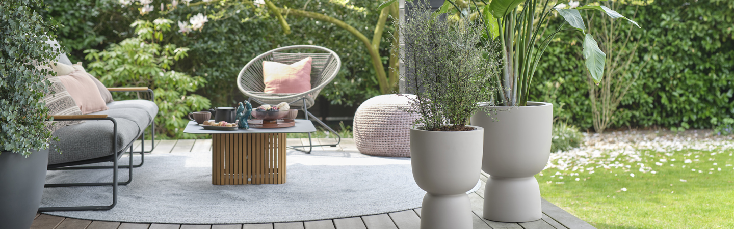 Beigefarbene Blumentöpfe